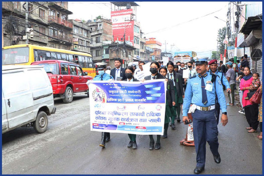 विद्यार्थीलाई सडकमै ट्राफिक सचेतना गराइँदै